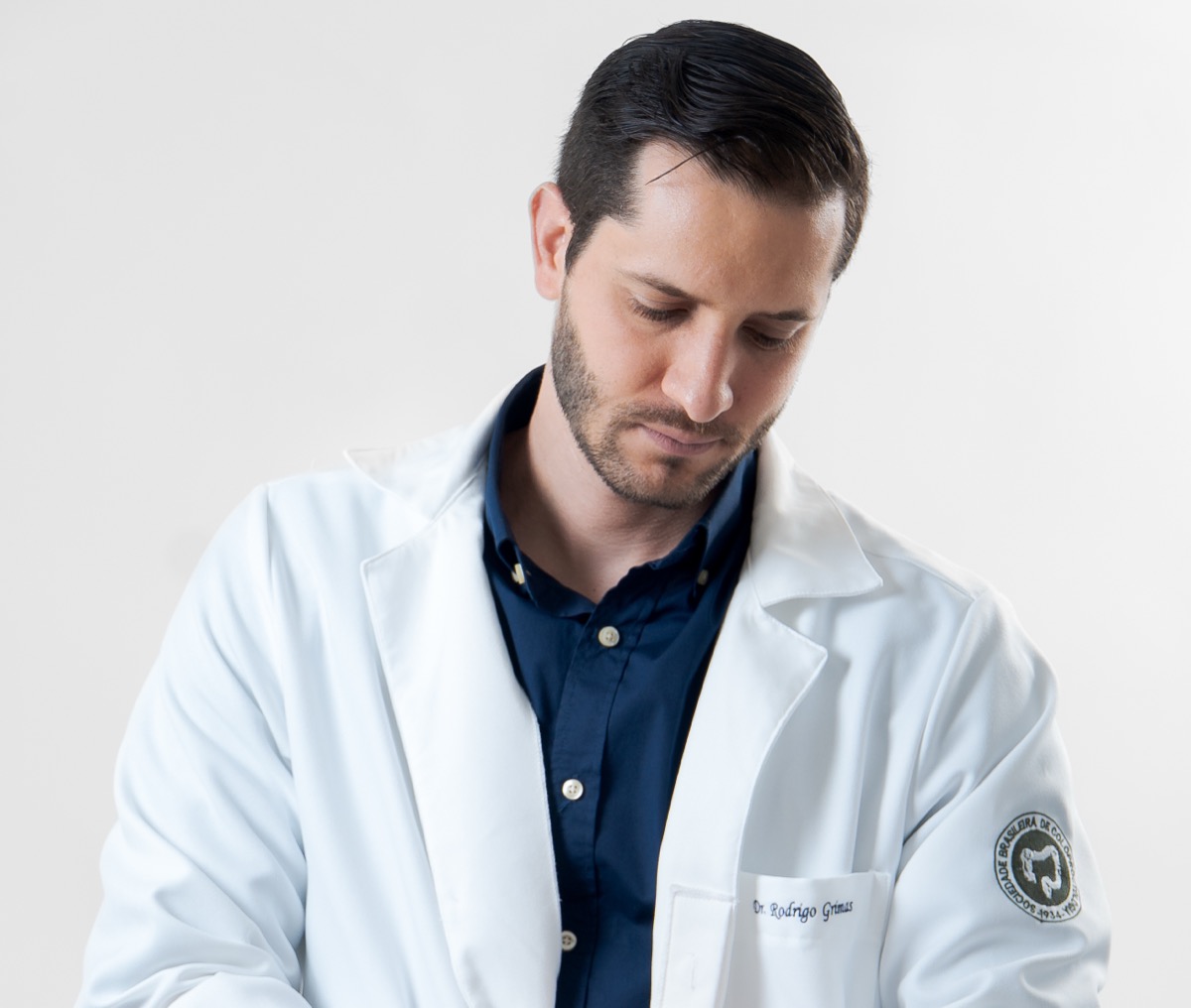 Dr. Rodrigo Grimas em consulta